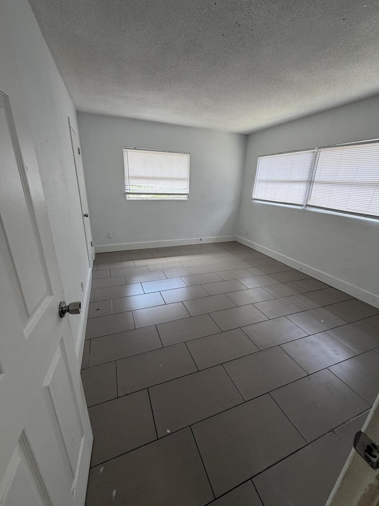 116 Nw 28th Avenue - Photo 2