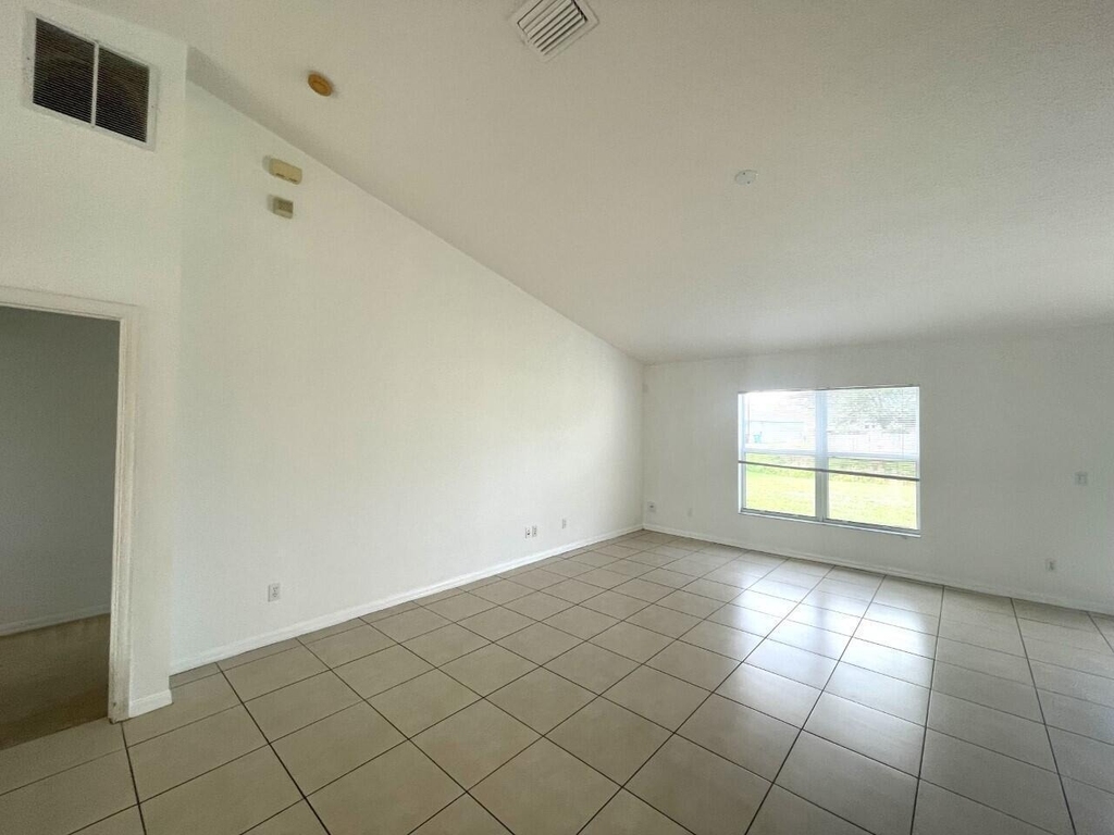 1061 Sw Coleman Avenue - Photo 9