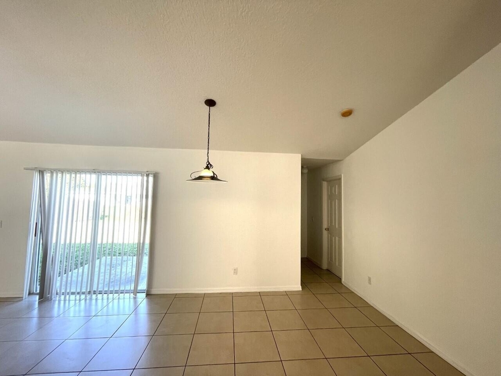 1061 Sw Coleman Avenue - Photo 4