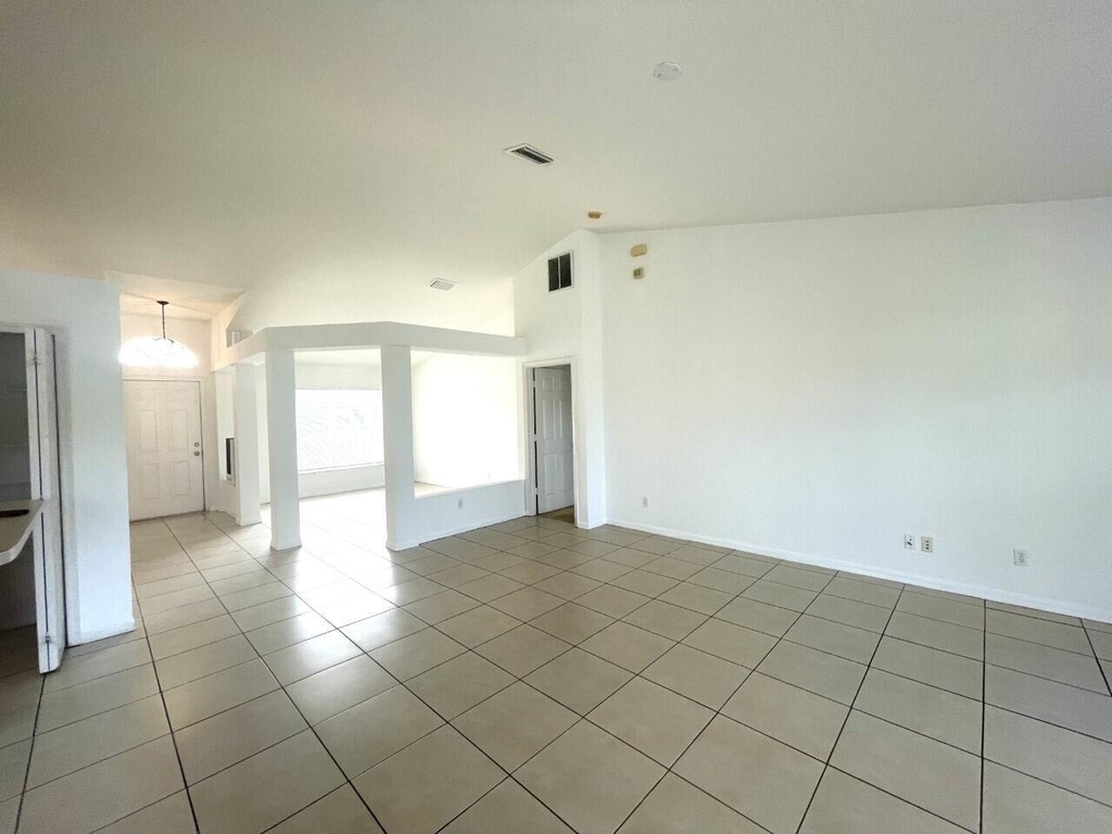 1061 Sw Coleman Avenue - Photo 10
