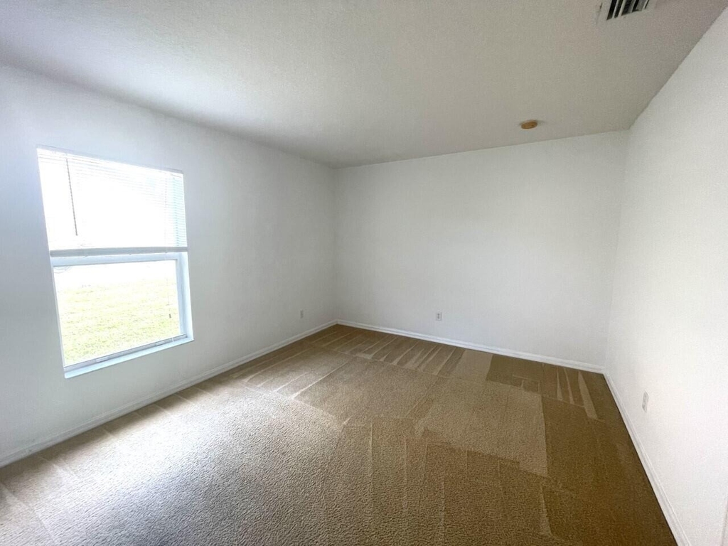 1061 Sw Coleman Avenue - Photo 12