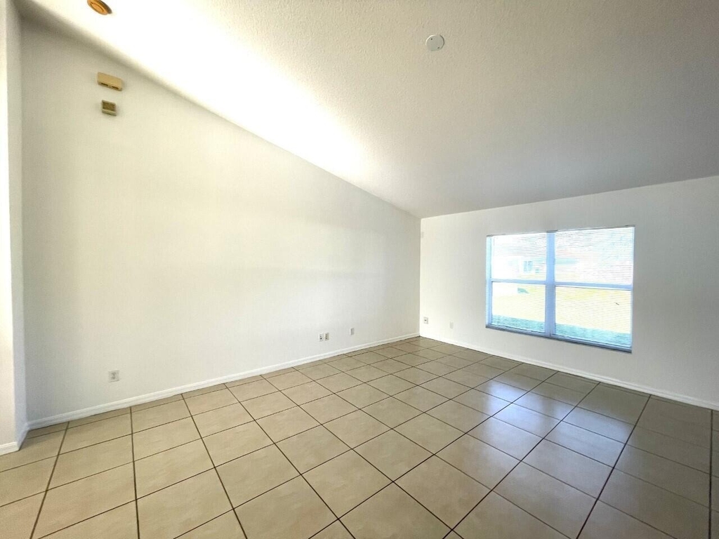 1061 Sw Coleman Avenue - Photo 3