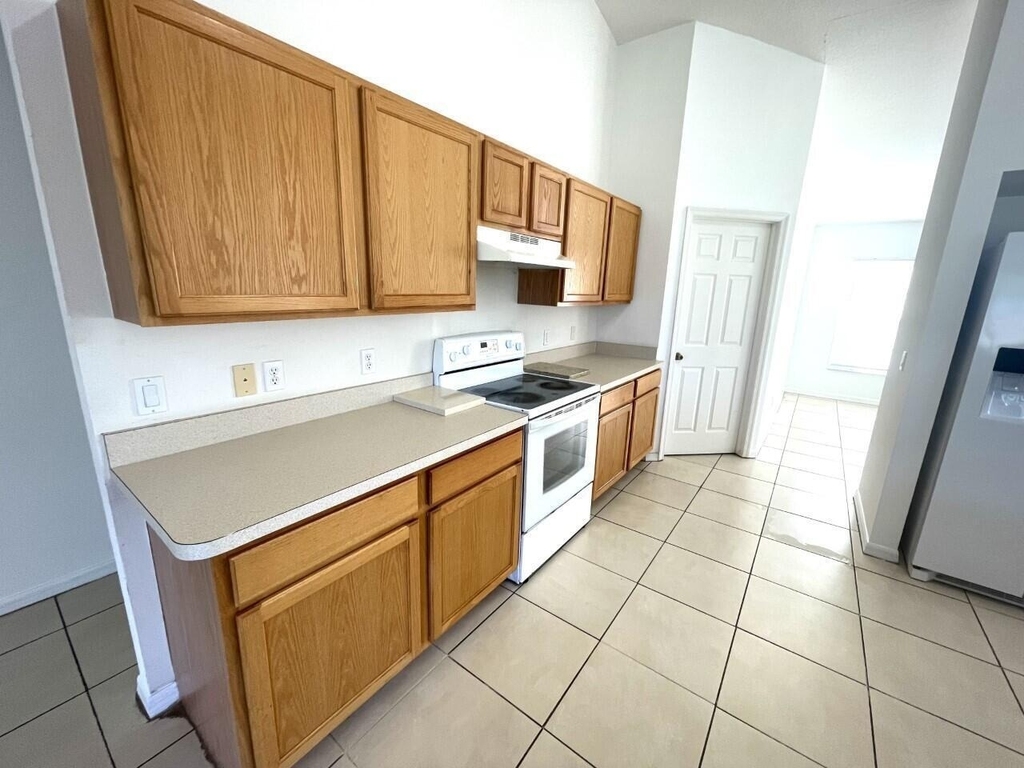 1061 Sw Coleman Avenue - Photo 5