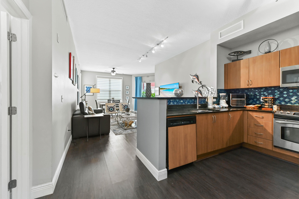 804 E Windward Way - Photo 0