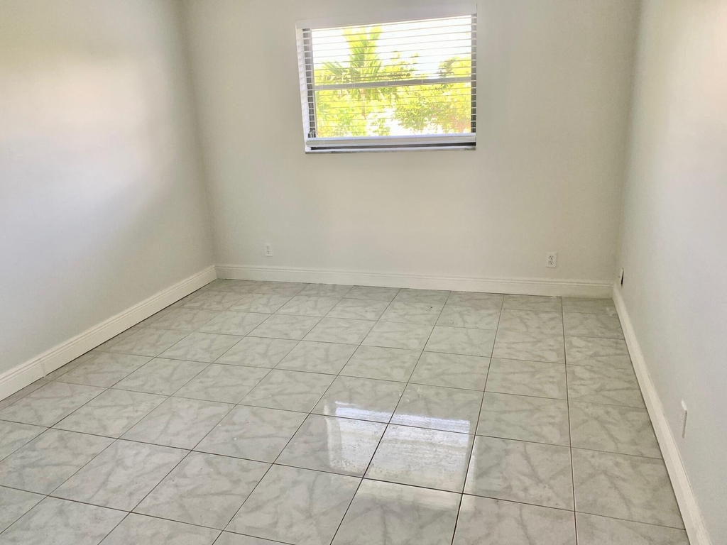 260 Nw 19th Street - Photo 7