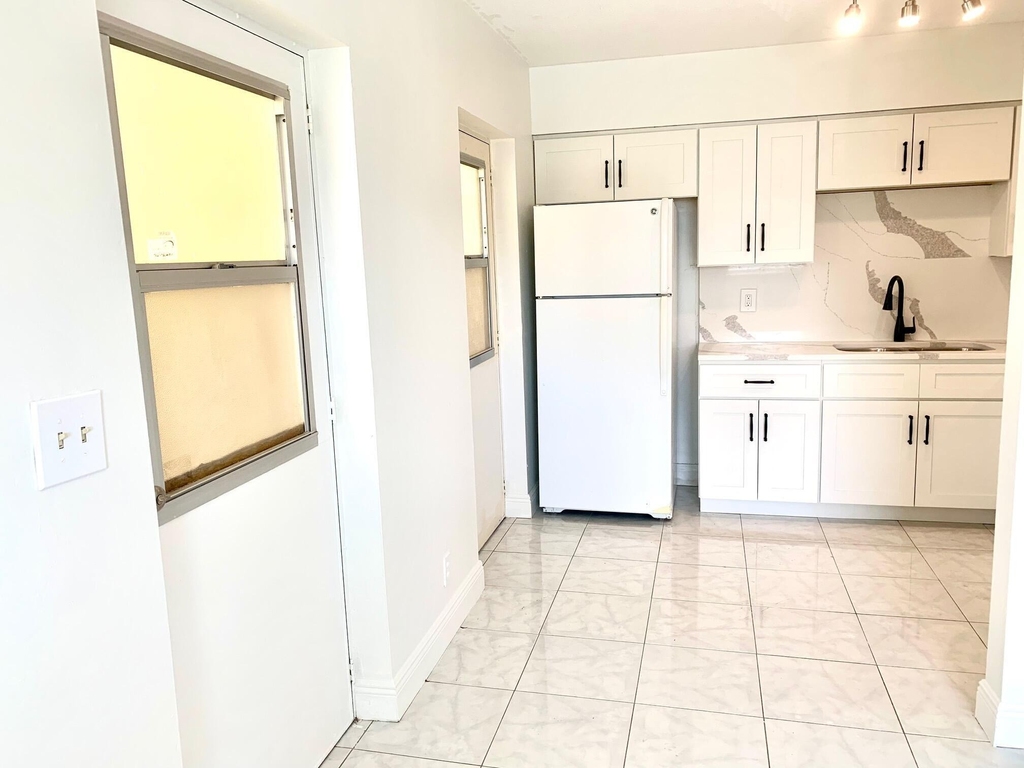 260 Nw 19th Street - Photo 6