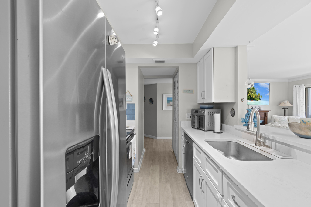 233 Ne Edgewater Drive - Photo 9