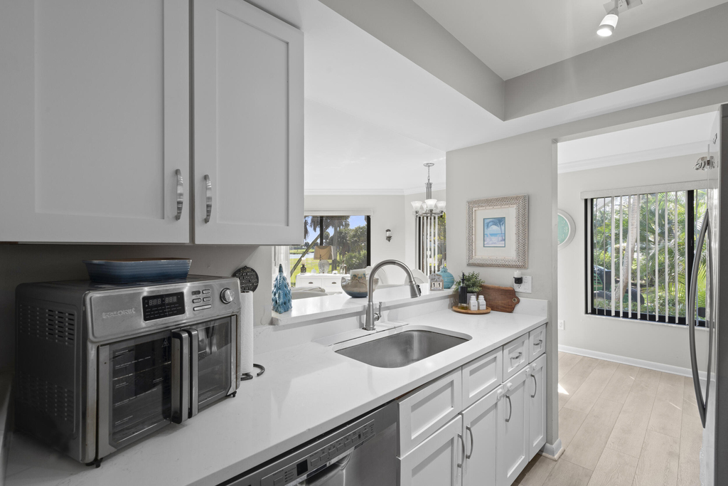 233 Ne Edgewater Drive - Photo 11
