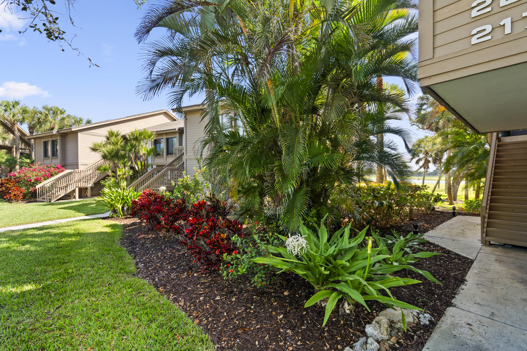 233 Ne Edgewater Drive - Photo 2
