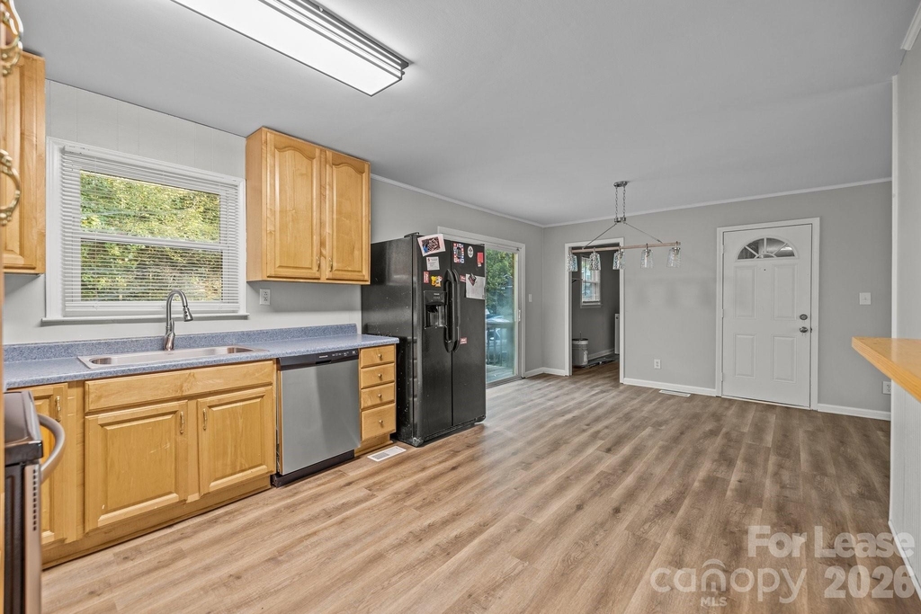 4800 Maplecrest Drive - Photo 9
