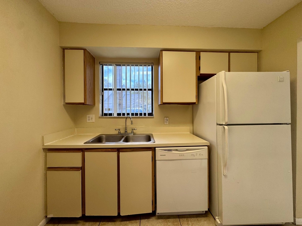 704 Riverside Drive - Photo 6