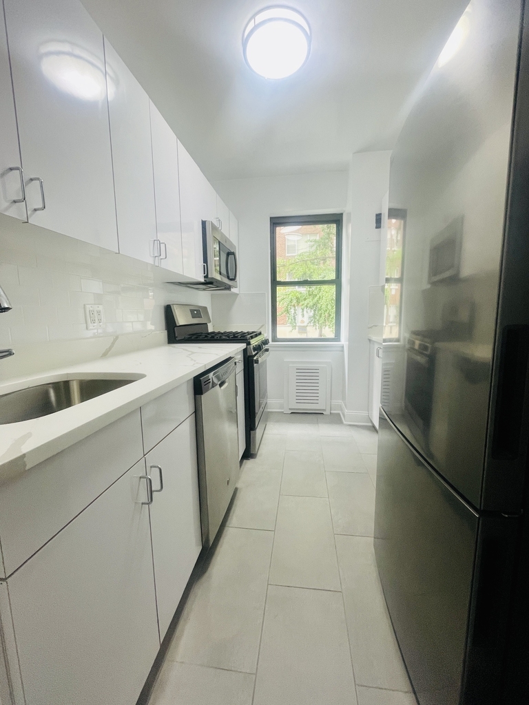 20 Beekman Place - Photo 2