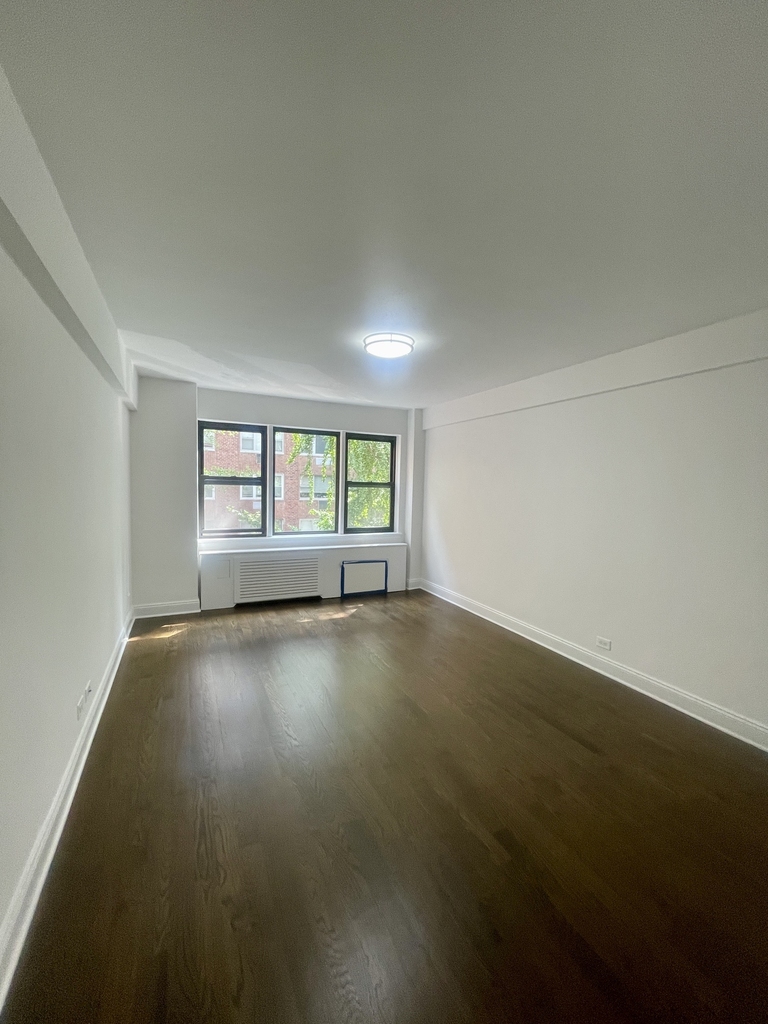 20 Beekman Place, 3F - Photo 8