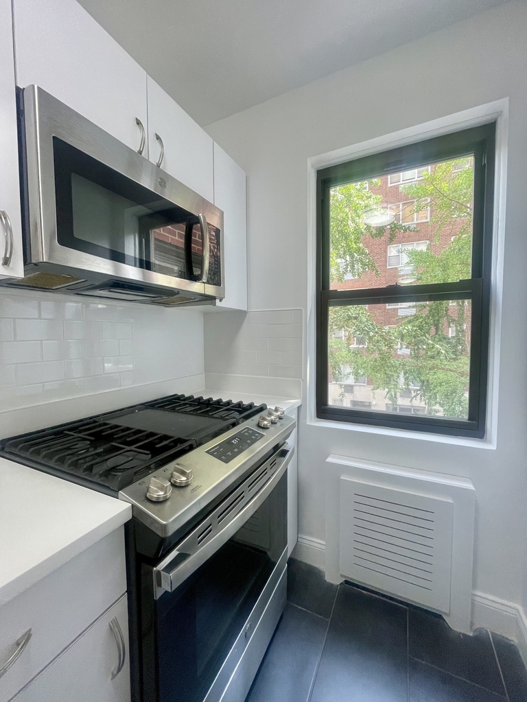 20 Beekman Place, 3F - Photo 6