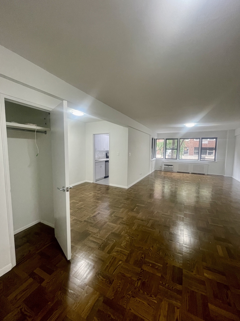 20 Beekman Place - Photo 0
