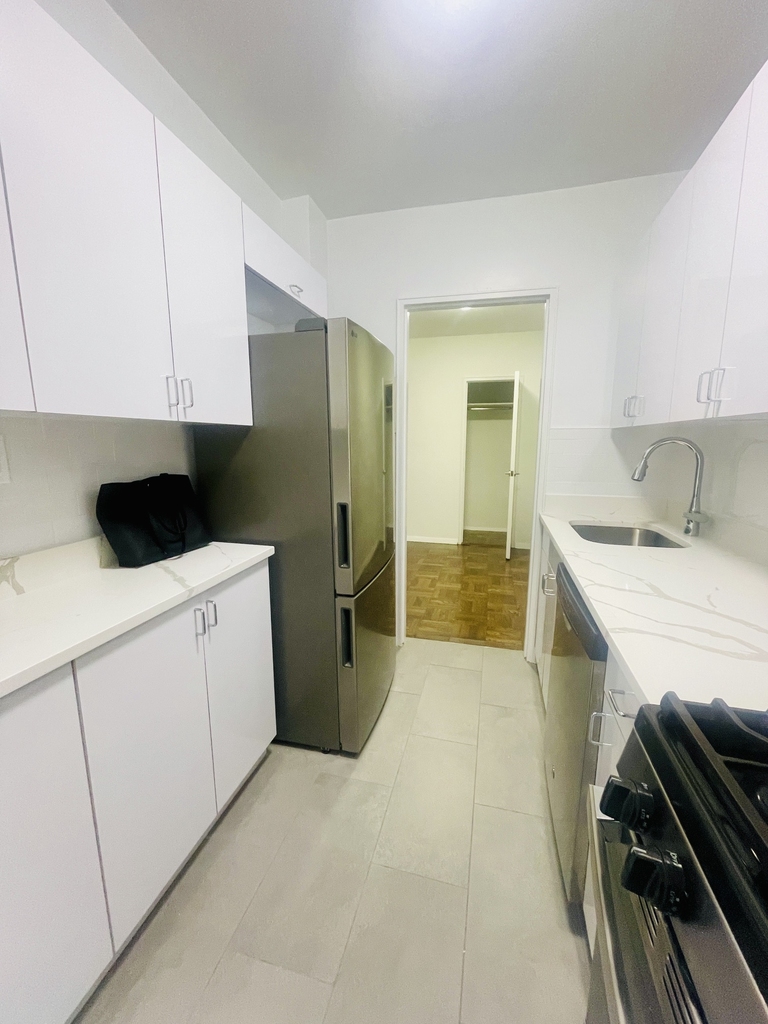 20 Beekman Place - Photo 3