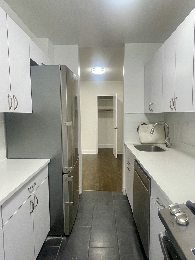 20 Beekman Place, 3F - Photo 7