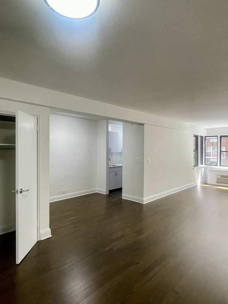 20 Beekman Place, 3F - Photo 0