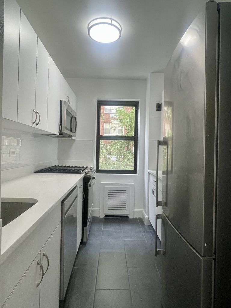 20 Beekman Place, 3F - Photo 5