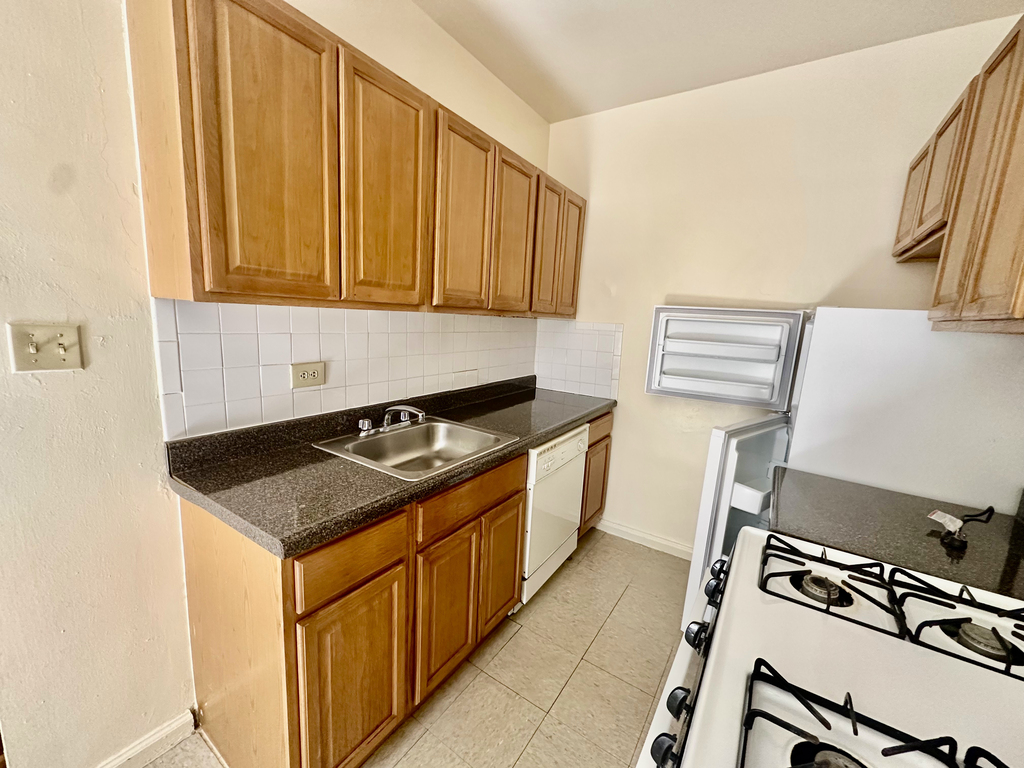 74th Street and 35th Avenue - Photo 5