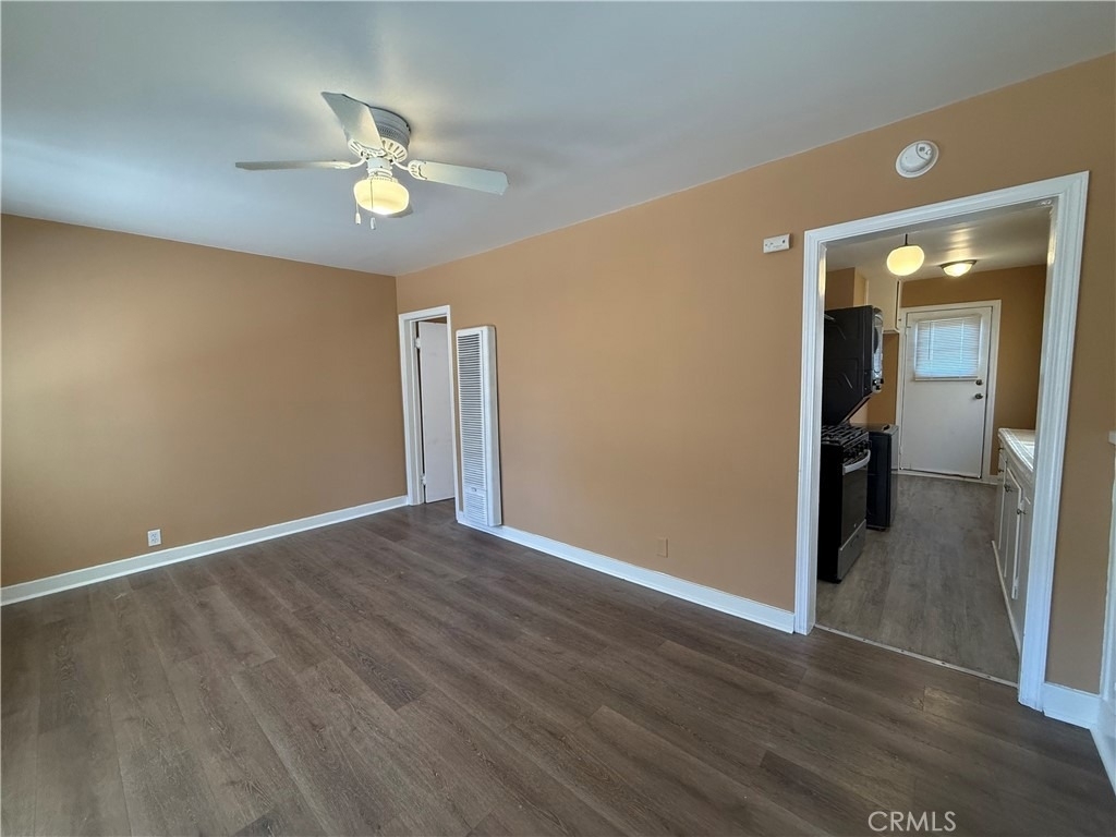 1036 W 15th - Photo 2