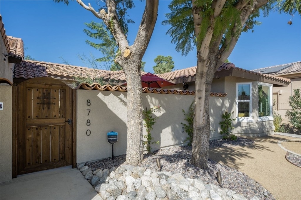 8780 Warwick - Photo 3