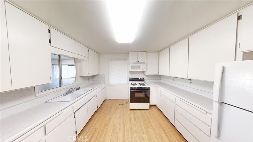 642 W Avenue L - Photo 2