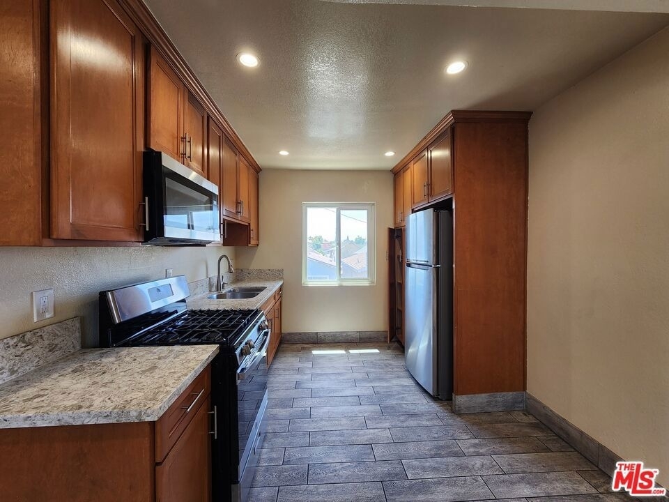 1426 1/2 E 48th Street - Photo 4