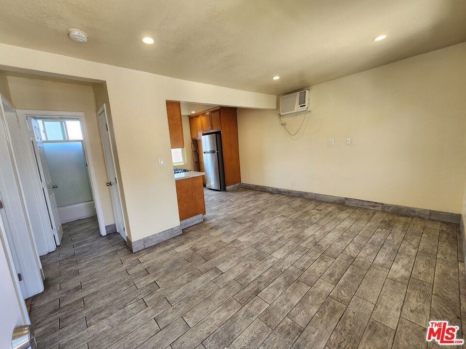 1426 1/2 E 48th Street - Photo 2
