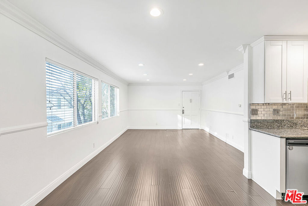 18619 Collins Street - Photo 4