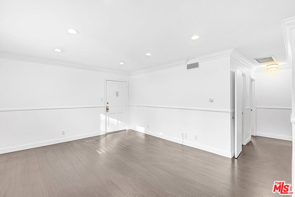 18619 Collins Street - Photo 7