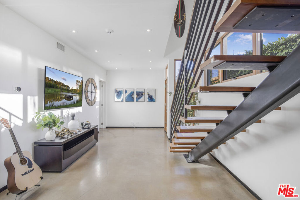 661 Broadway Street - Photo 3