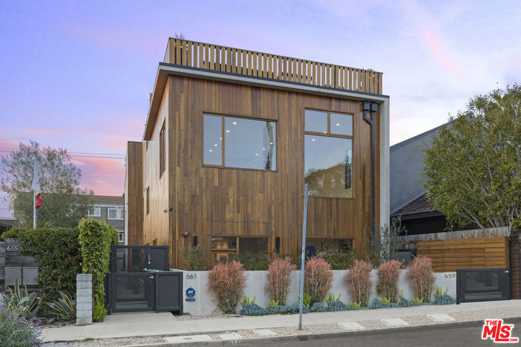 661 Broadway Street - Photo 0