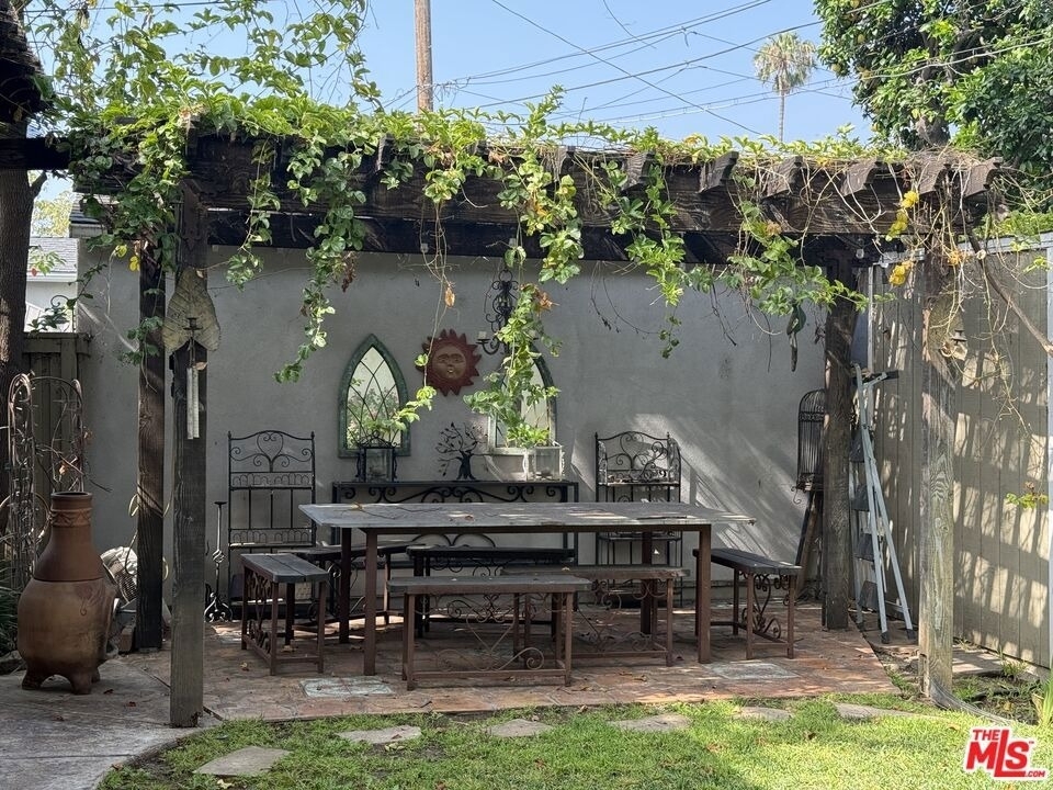 923 Alma Street - Photo 2