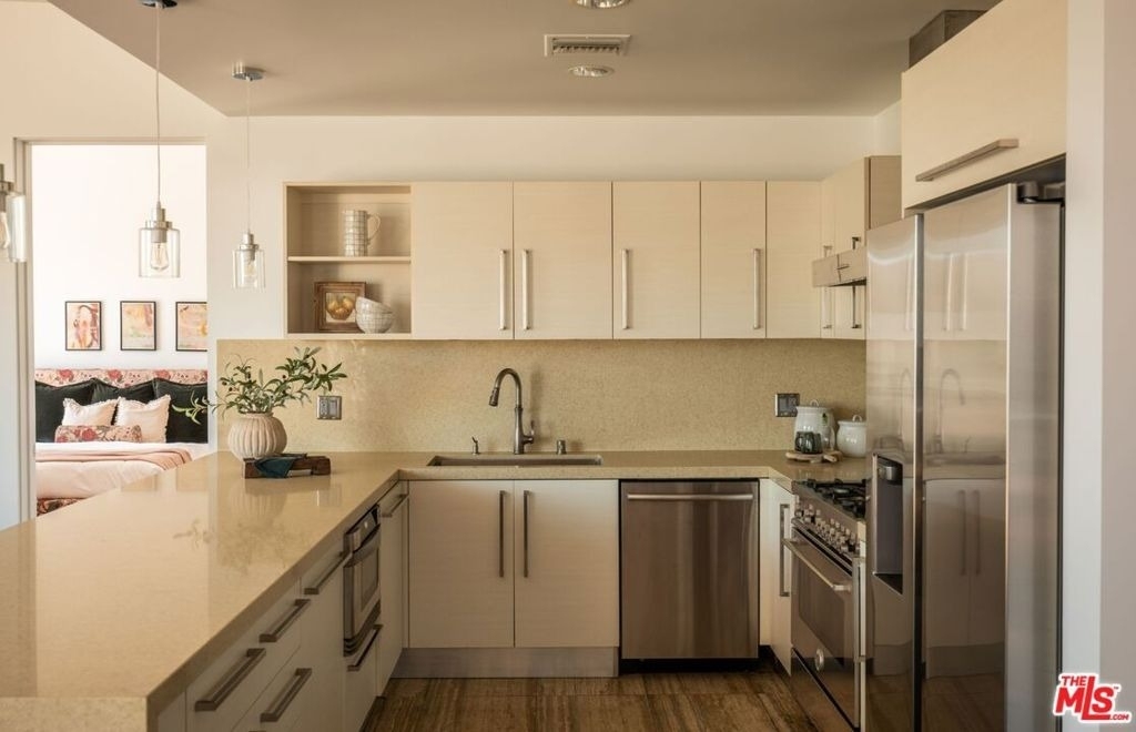855 N Croft Avenue - Photo 16
