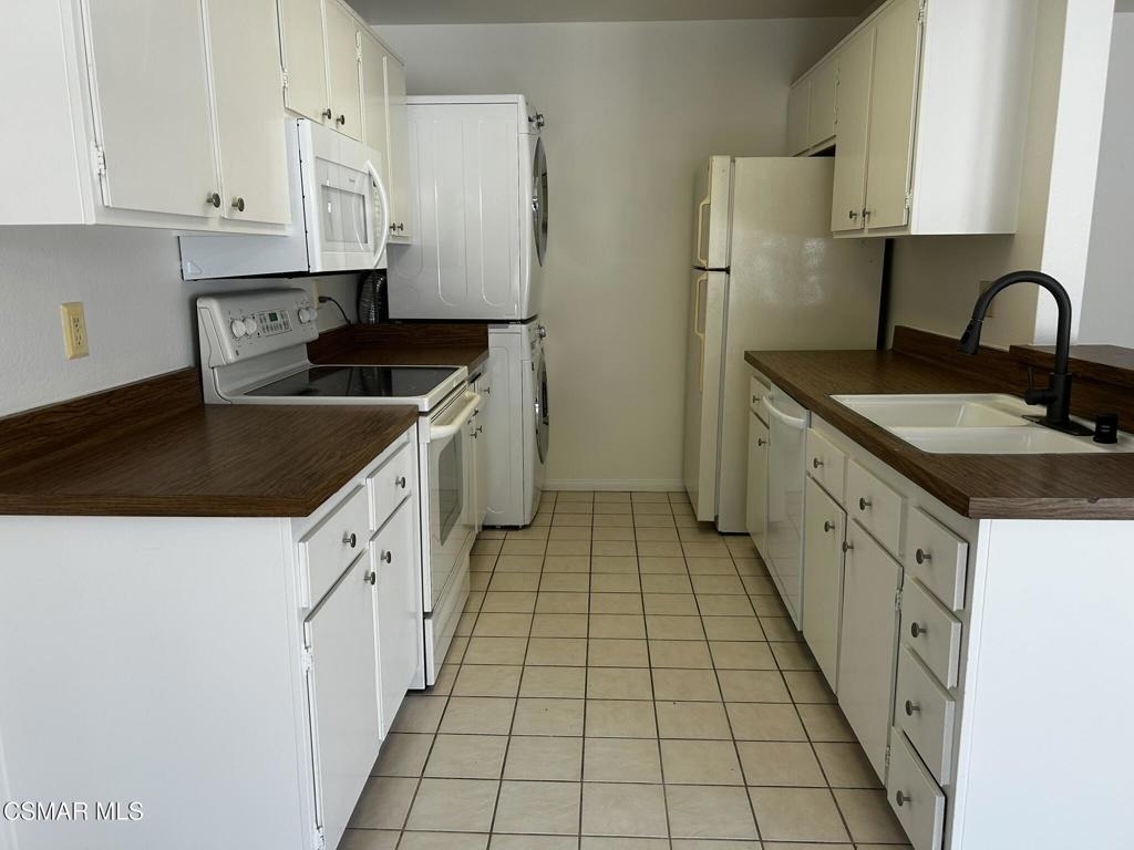 2884 Instone Court - Photo 3