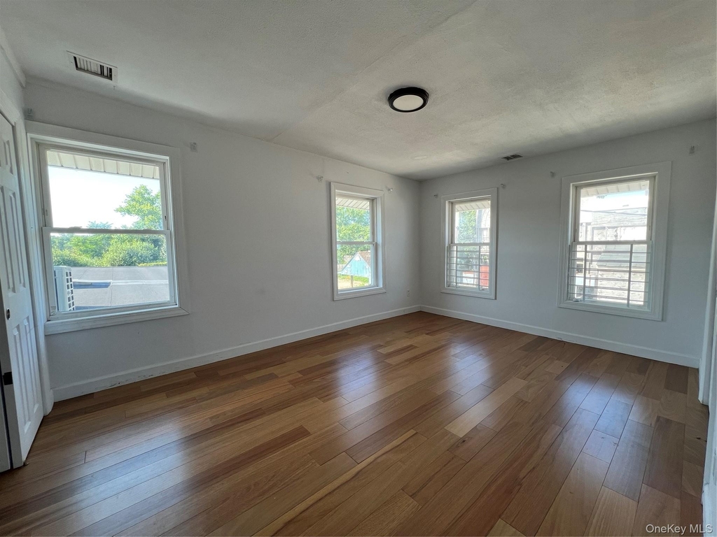 14 Bayville Avenue - Photo 5