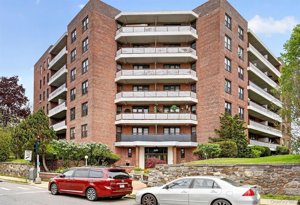 325 King Street - Photo 0