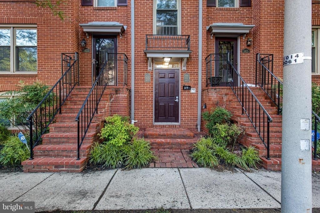 1427 Oronoco Street - Photo 1