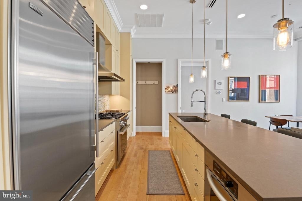 421 Chestnut Street - Photo 2