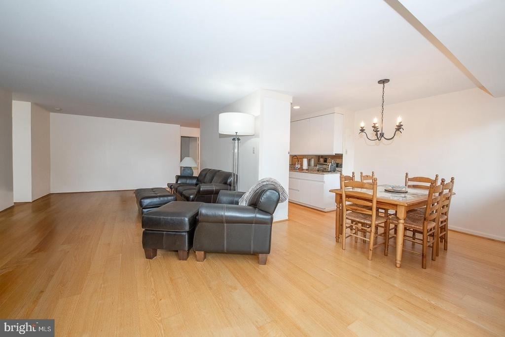 1637 Oakwood Drive - Photo 2