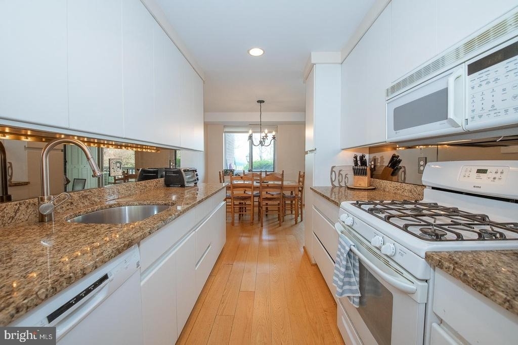 1637 Oakwood Drive - Photo 4