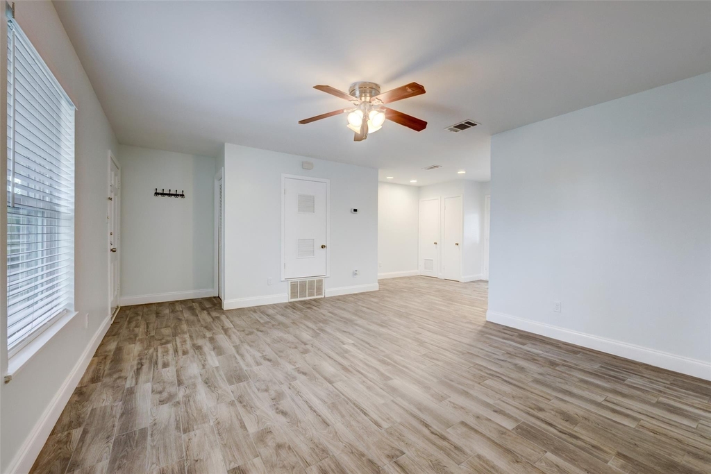 2701 St Edwards Cres - Photo 3