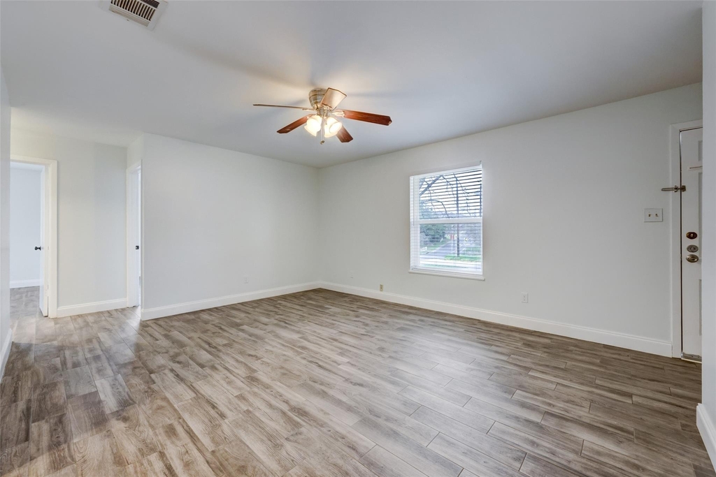 2701 St Edwards Cres - Photo 5