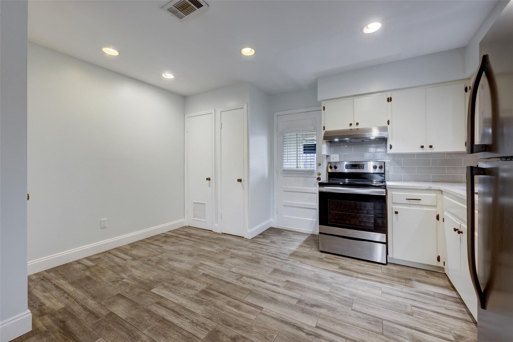 2701 St Edwards Cres - Photo 2