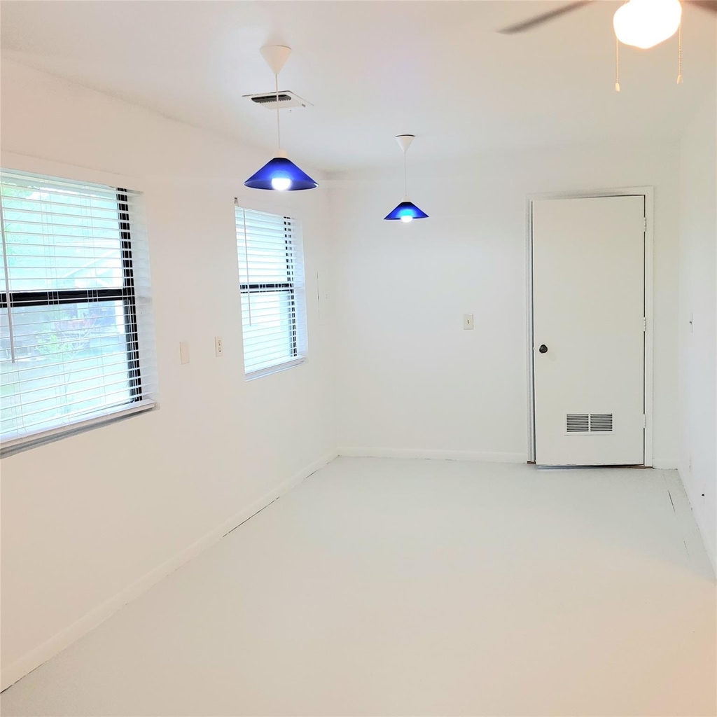 1052 Hidden Hills Dr - Photo 4