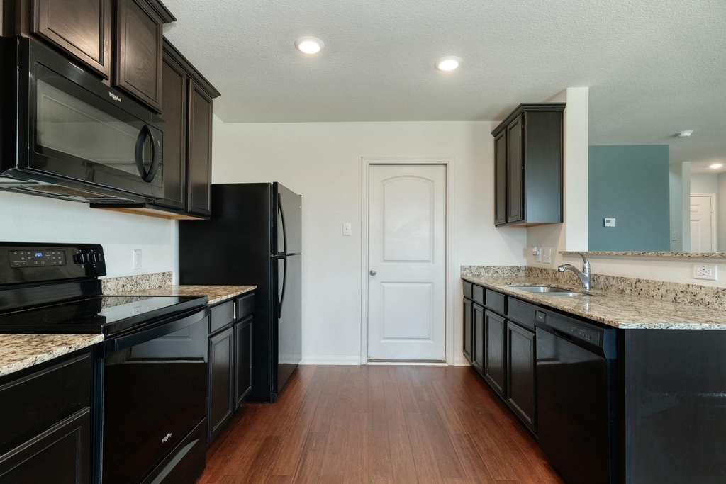 5033 Cressler Ln - Photo 3
