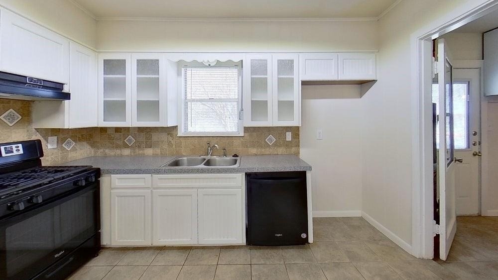 205 E 2nd St - Photo 3