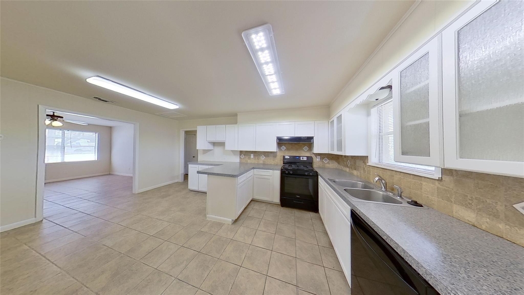 205 E 2nd St - Photo 13
