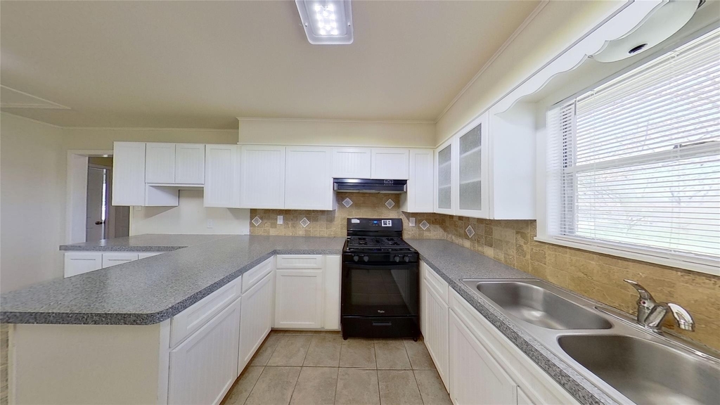205 E 2nd St - Photo 14